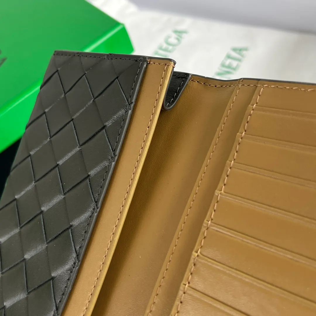 #Bv Men's Woven Half-fold Suit Clip 676593 Durable calfskin folding clamshell design. There are many small compartments inside, and the bag is light and thin. It can be stuffed into the breast pocket of a jacket and can also be easily put into a bag. Men who use wallets to check out are elegant and timeless✨Size: 18x10x2, P780